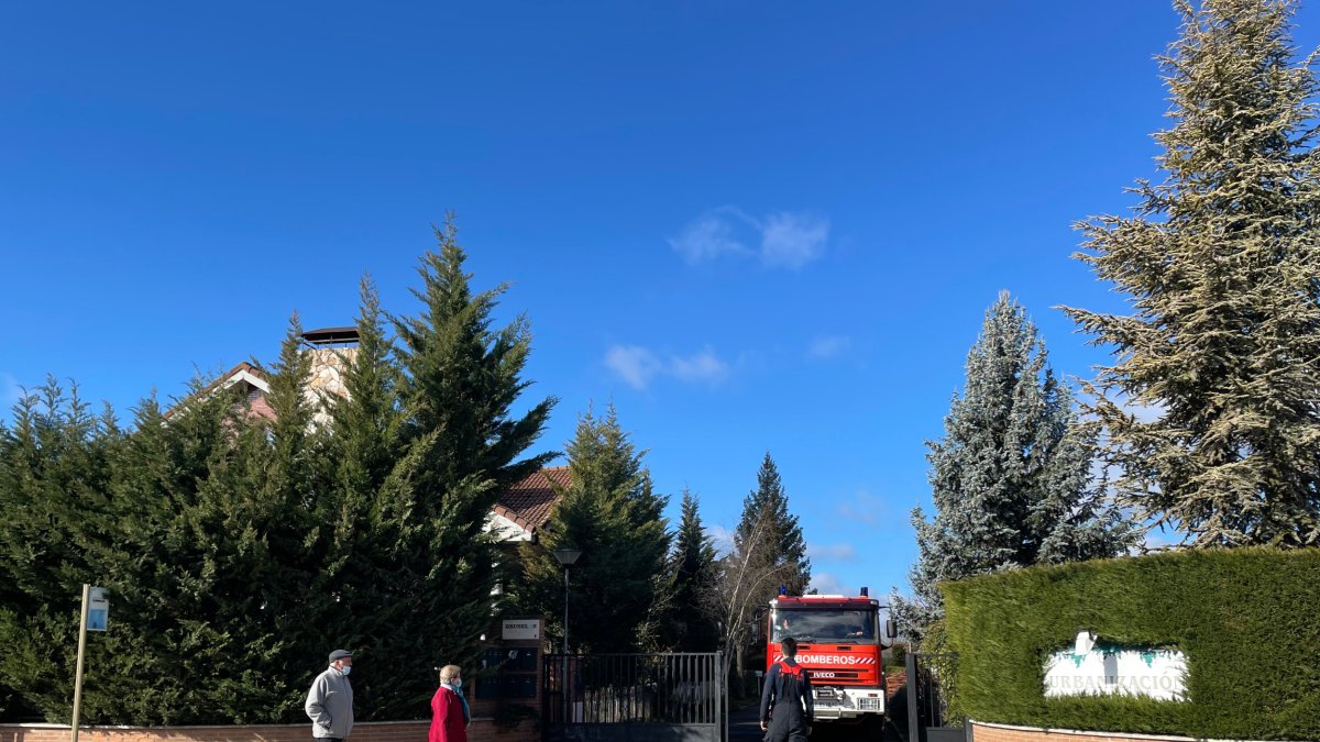 Un momento de la intervención de los bomberos en Villanueva del Árbol. BOMBEROS DE LEÓN