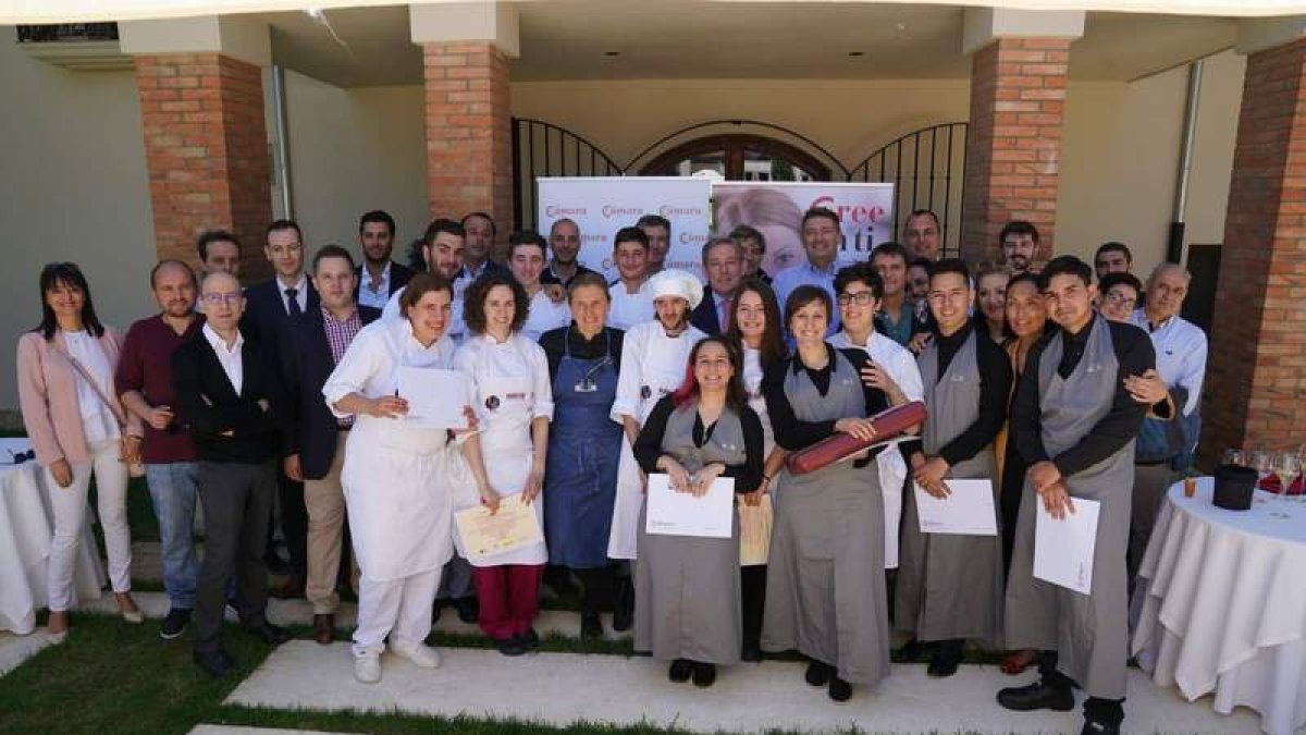 Ayudantes de cocina, empresarios y profesionales de la hostelería, ayer, en la entrega de diplomas. DL