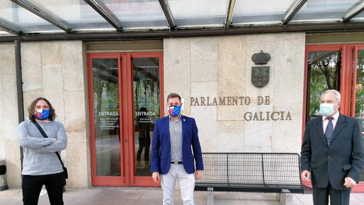 La delegación bercianista, ayer en el Parlamento gallego. DL