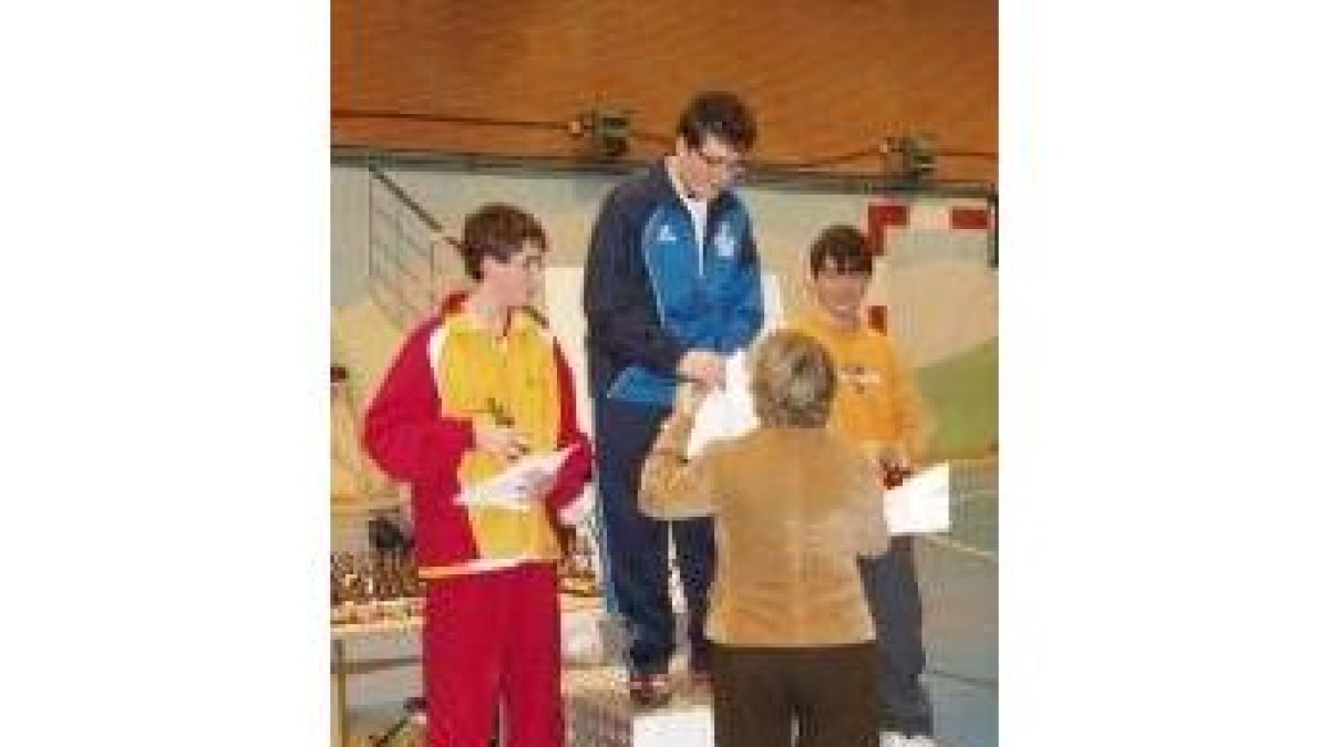 Luis Berenguel recibe el trofeo de campeón territorial cadete