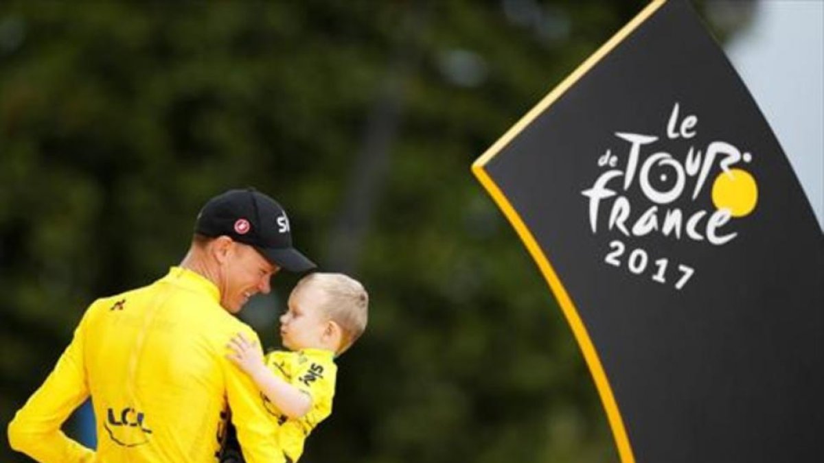 Chris Froome, el ciclista británico, sostiene en brazos a Kellan, su hijo, en el podio de París.
