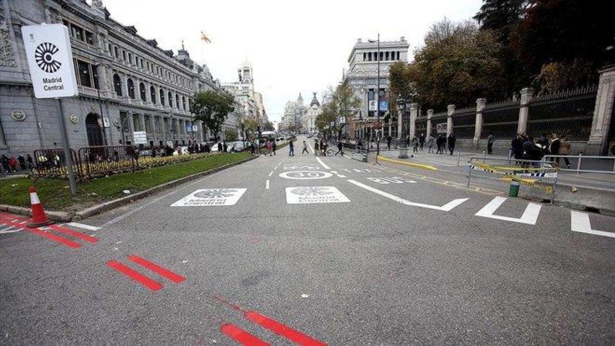 La doble línea roja que marca el perímetro de Madrid Central.
