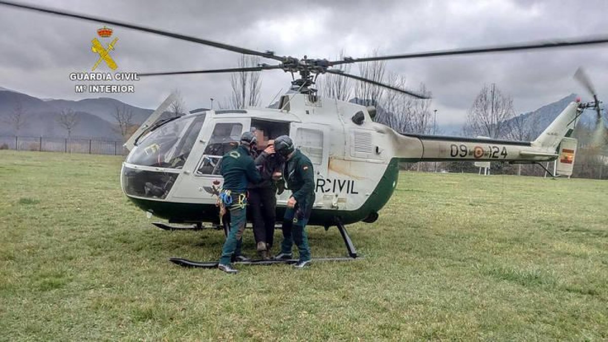 Un helicóptero de la Guardia Civil que participa en labores de rescate en la montaña.