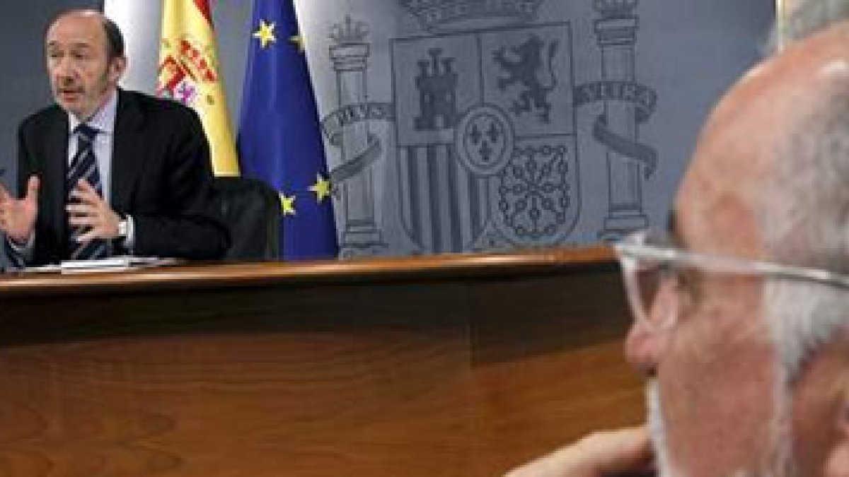 Pérez Rubalcaba explica la medida, observado por Pere Navarro, director general de Tráfico.