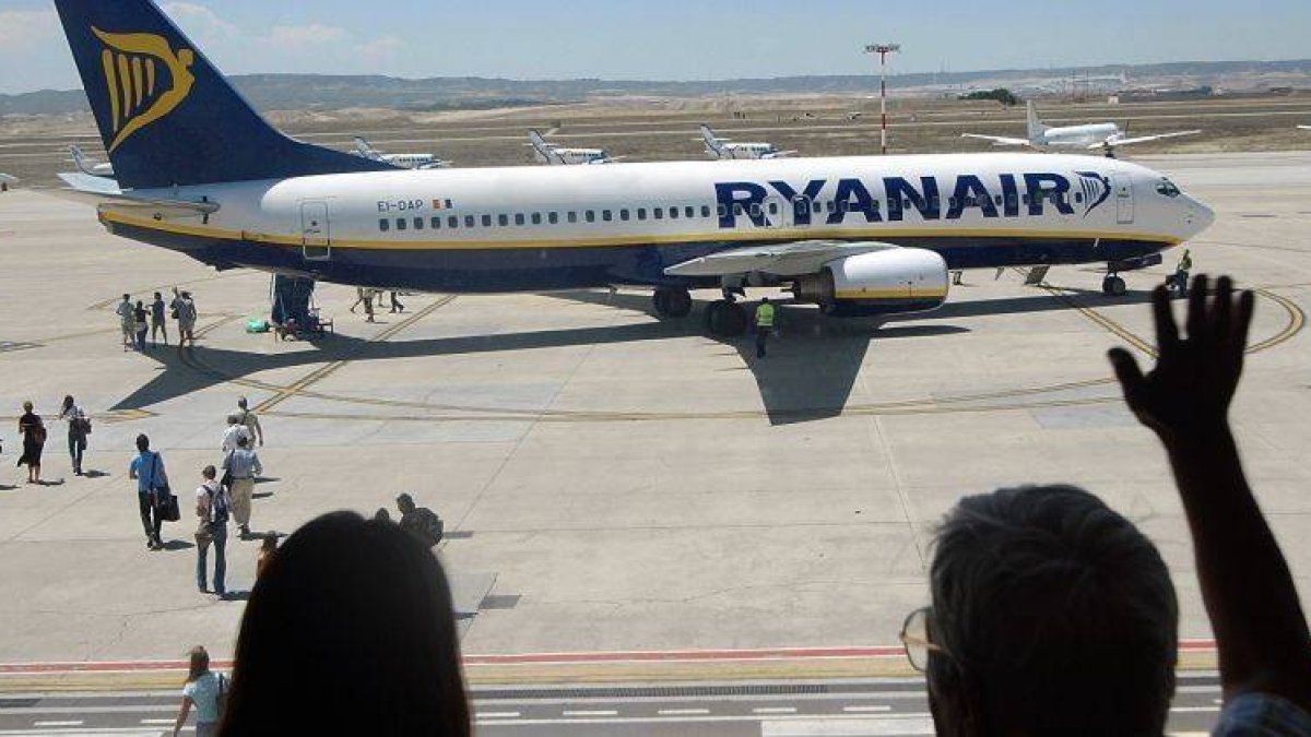 Un avión de Ryanair en el aeropuerto de Zaragoza