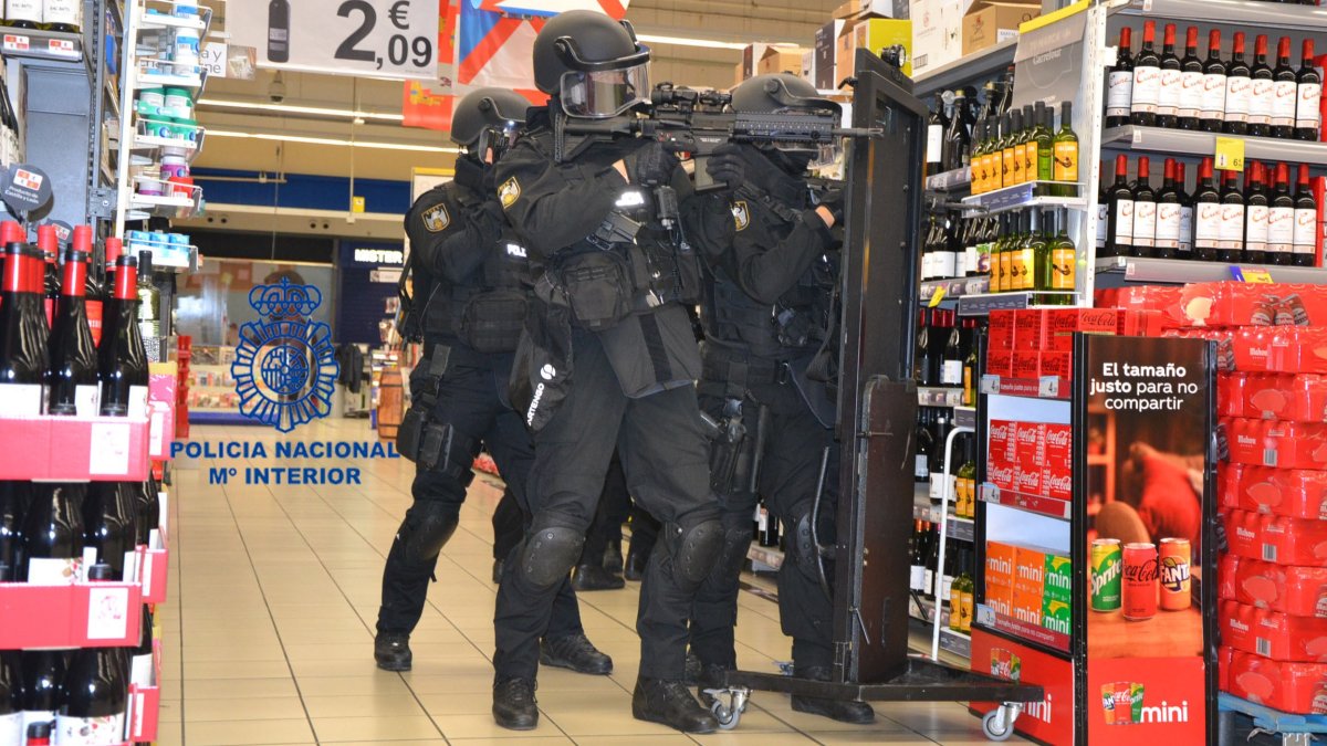 Agentes participantes en el simulacro en el hipermercado Carrefour. POLICÍA NACIONAL