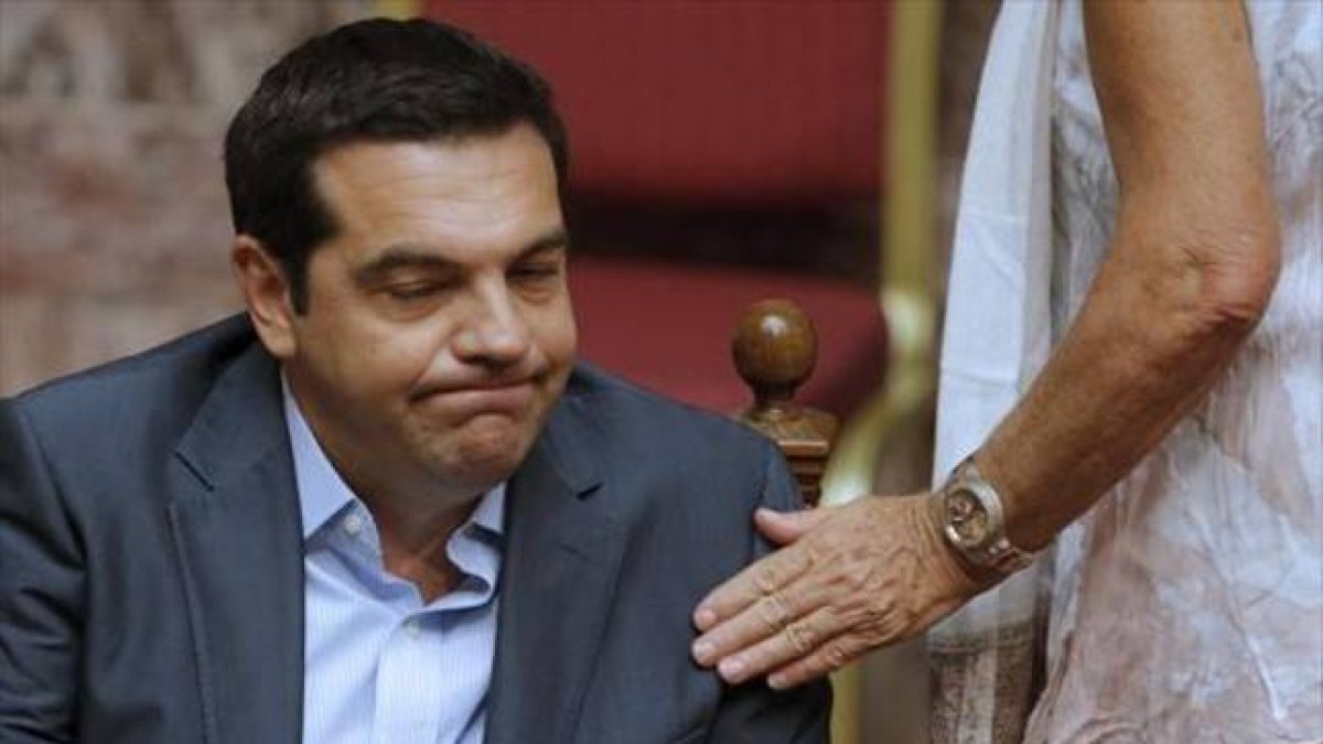 El primer ministro griego, Alexis Tsipras, en el transcurso de la maratoniana jornada en el Parlamento.