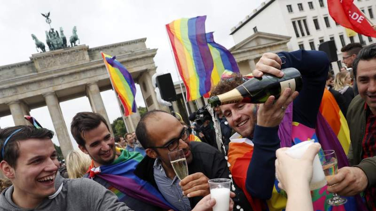 El colectivo LGTBI alemán celebra la aprobación en la Puerta de Brandemburgo . FELIPE TRUEBA