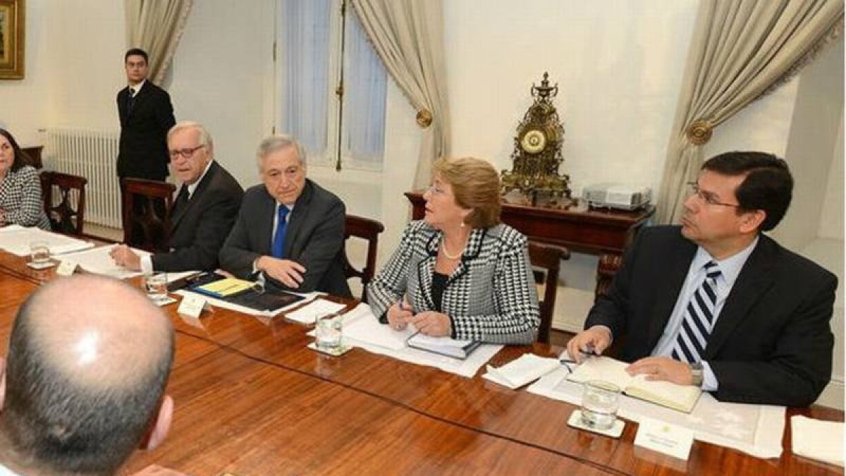 La presidenta de Chile, Michelle Bachelet (segunda por la derecha), reunida con algunos de sus ministros para abordar el incendio de Valparaíso.
