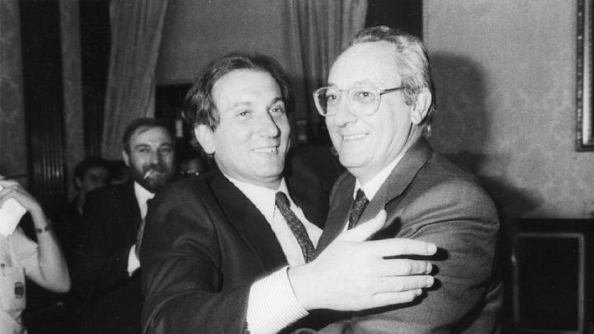 Morano abraza a Diego Polo tras la sesión de investidura de este último como alcalde de León.