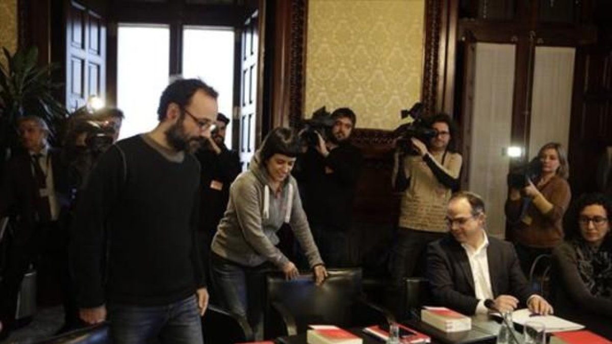 Benet Salellas y Anna Gabriel (CUP) y Jordi Turull y Marta Rovira (Junts pel Sí), en la reunión de la Junta de Portavoces del Parlament, ayer.