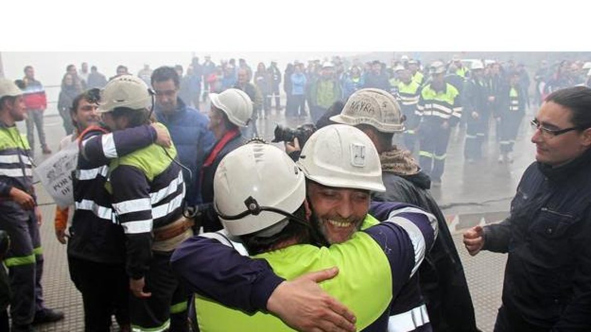 Los mineros encerrados se abrazan al abandonan el encierro