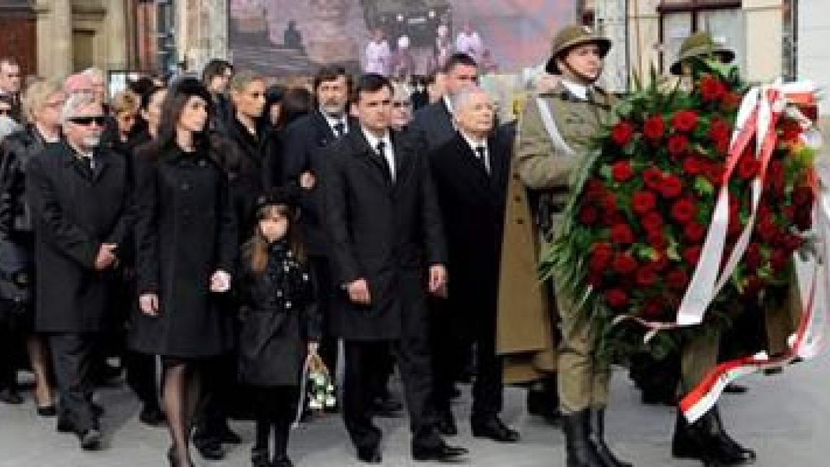 Marta, junto a su hija, su marido y su tío, preside el cortejo fúnebre de sus padres.