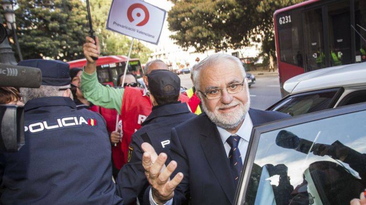 El expresidente de Les Corts Juan Cotino, recibido al grito de '¡Al infierno!' en el juzgado.