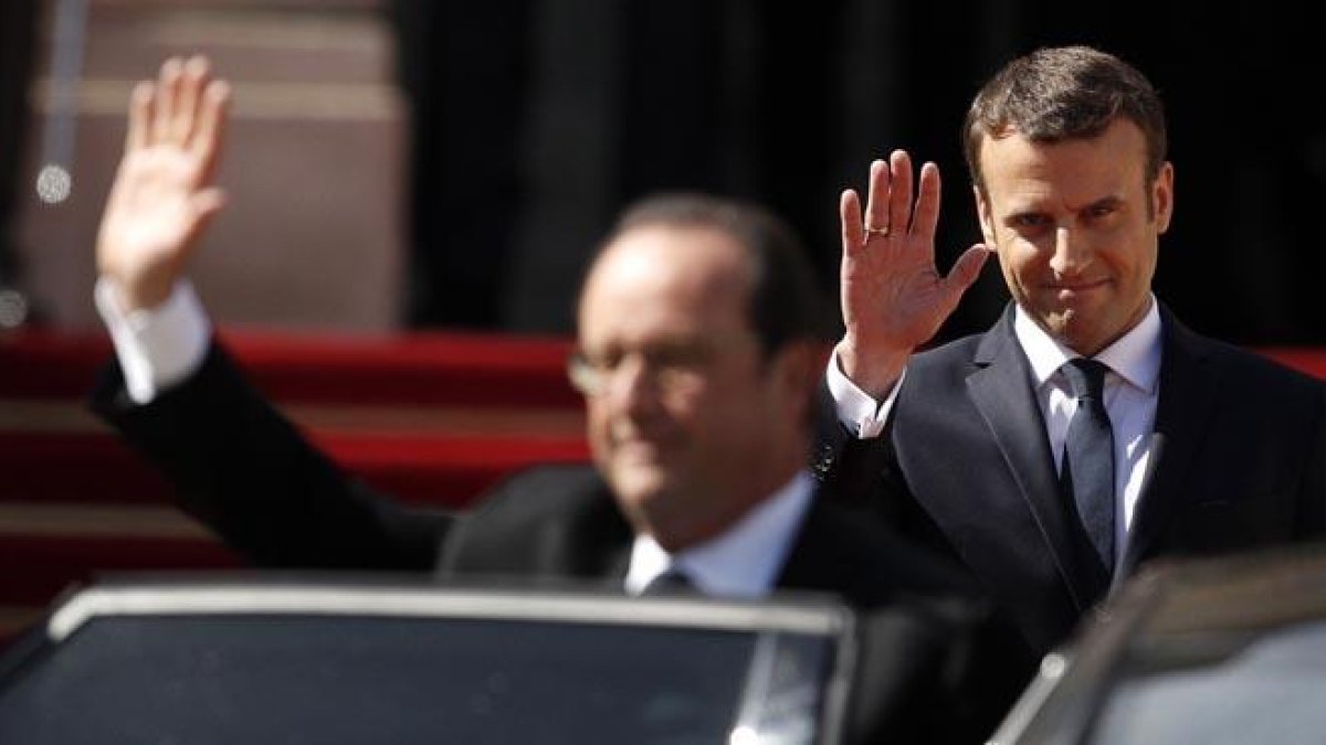El ex presidente de Francia abandona en coche la residencia oficial del jefe del Estado