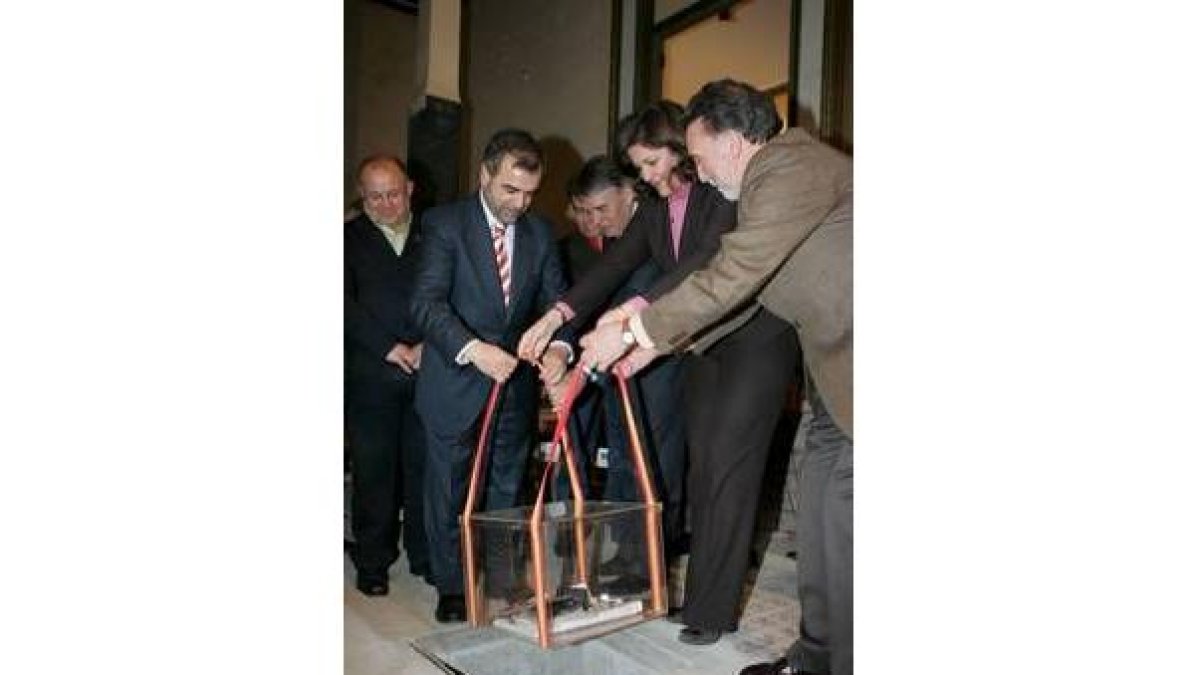 Palazuelo, Álvarez, Trujillo y Alejo, colocan la urna testimonial