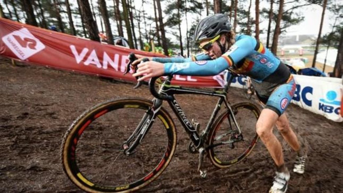 La ciclista belga Femke Van Den Driessche durante la prueba de cicclocross en Heusden-Zolder en la que la UCI ha descubierto un motor escondido en su bicicleta.
