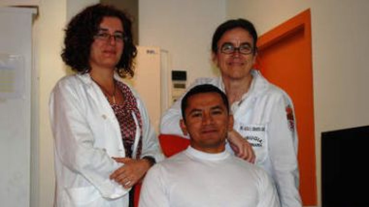 Imagen de parte del equipo: Claudia Pérez, Xavier Jaramillo y Alicia E. Serantes.