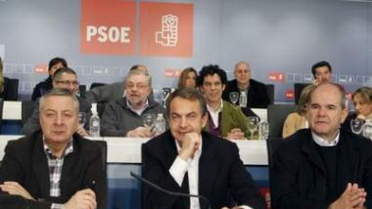 José Blanco, Zapatero y Manuel Chaves, al inicio de la reunión del comité federal.