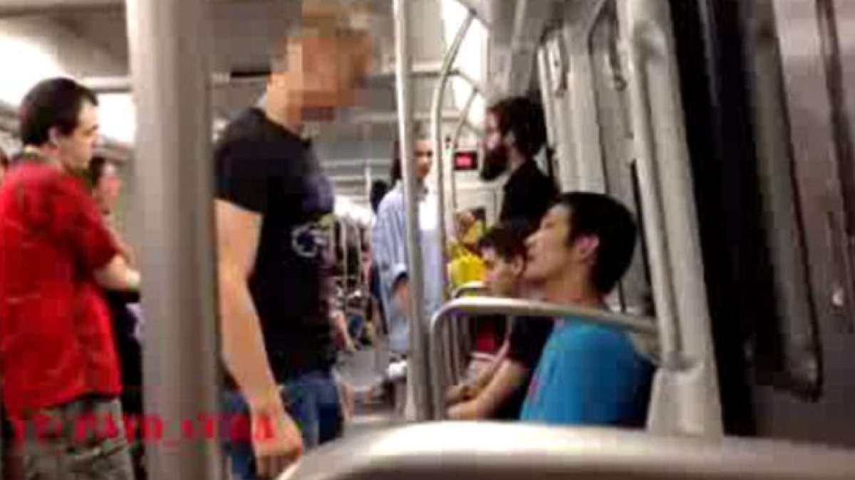 El vídeo publicado en YouTube que muestra la agresión a un joven de rasgos orientales en el metro de Barcelona.