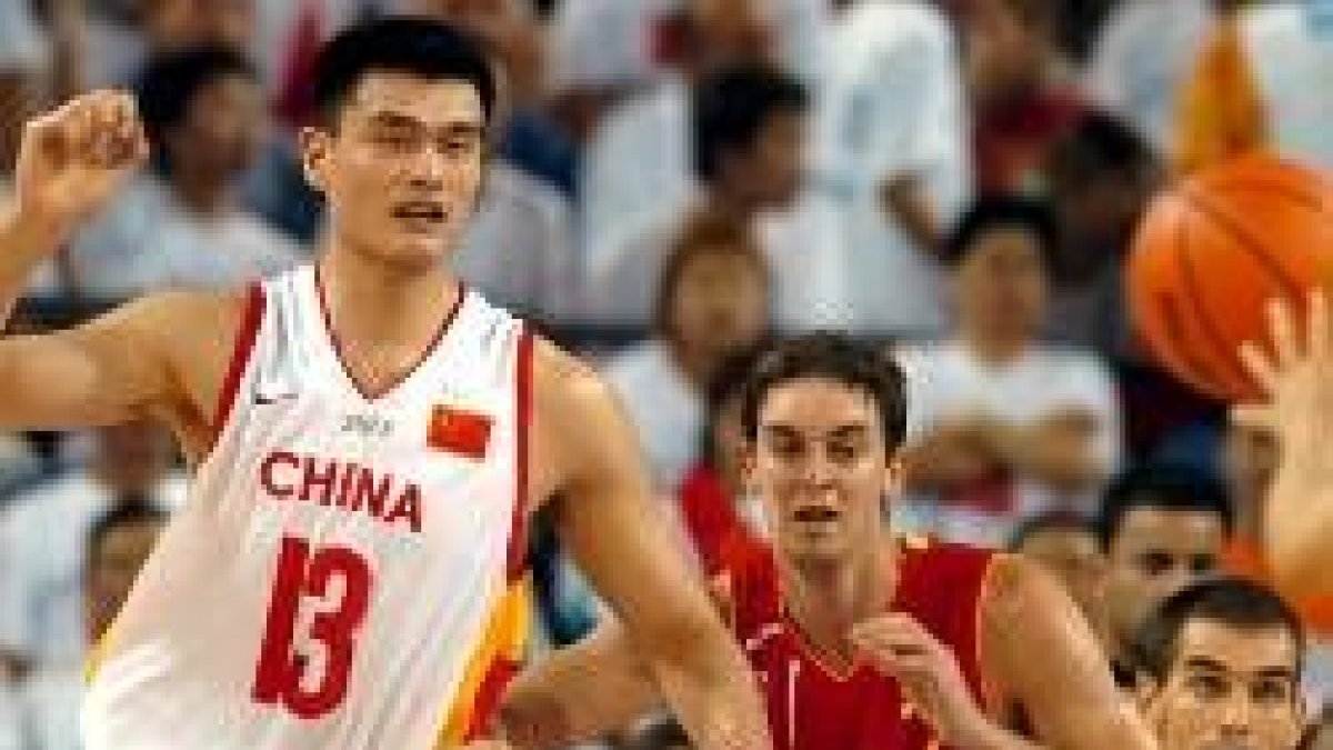 Yao Ming pide el balón con la oposición defensiva de Pau Gasol