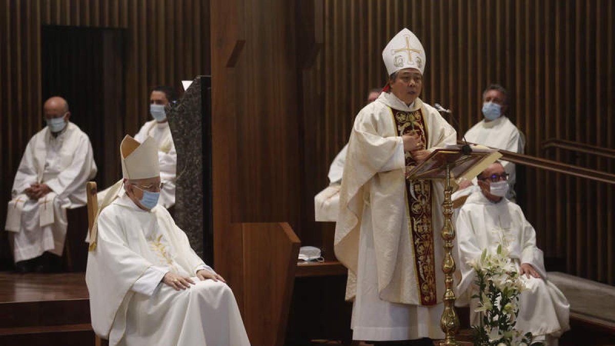 Monseñor Azua, junto al obispo de León, en un momento de la eucaristía. fERNANDO OTERO