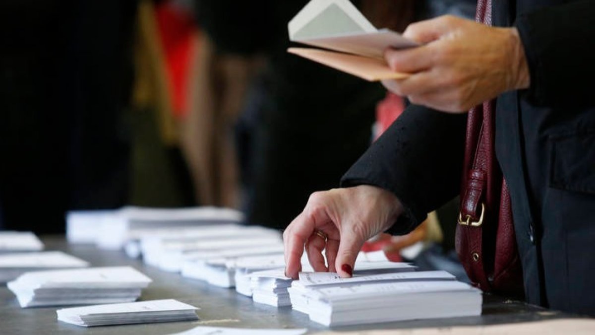 Una mujer escoge su papeleta de voto en las pasadas elecciones de 2019. FERNANDO OTERO