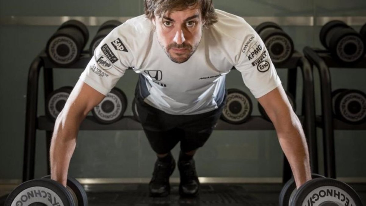 Fernando Alonso, con las pesas, en su gimnasio.