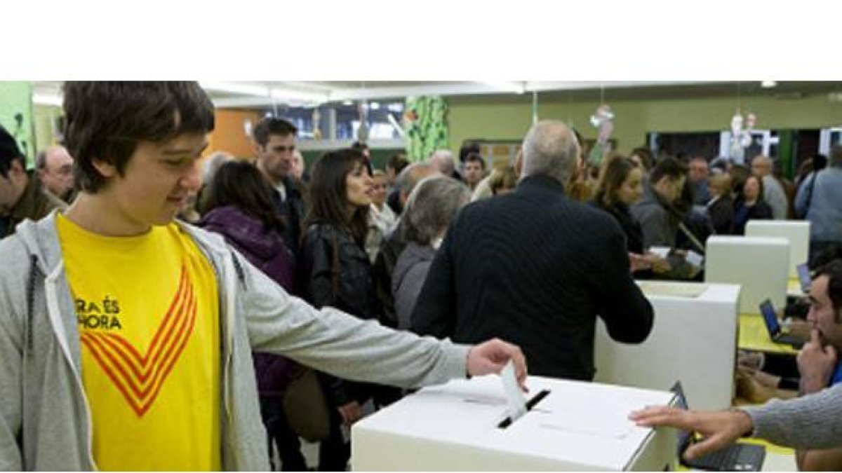 Un joven participa en la consulta soberanista del pasado 9 de noviembre, en Barcelona.