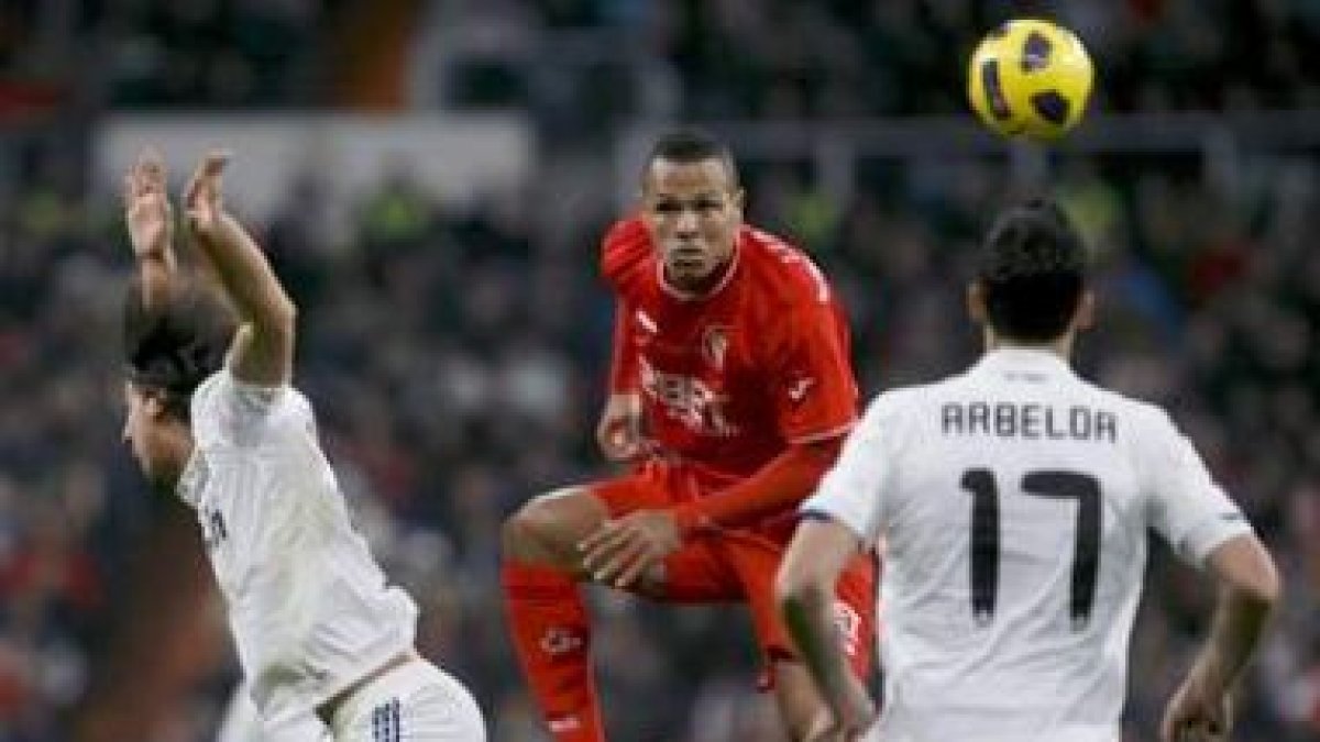 Luis Fabiano pelea un balón aéreo con los defensas del Real Madrid Sergio Ramos y Álvaro Arbeloa.