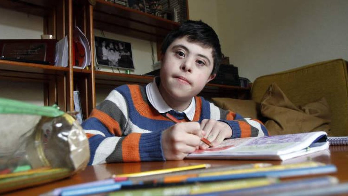 Rubén realiza tareas escolares en casa y acude a diario a una ludoteca y a Amidown.