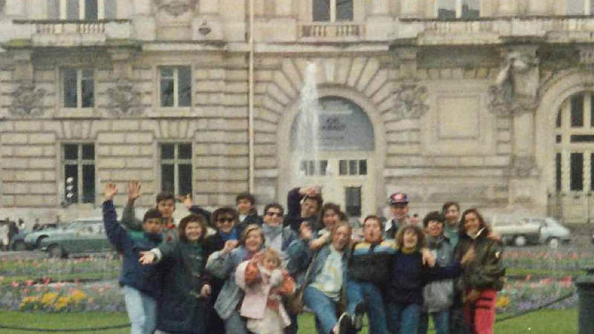 Pedro, con cazadora de colores, con compañeros de 3º de BUP en un viaje a París en 1988. DL