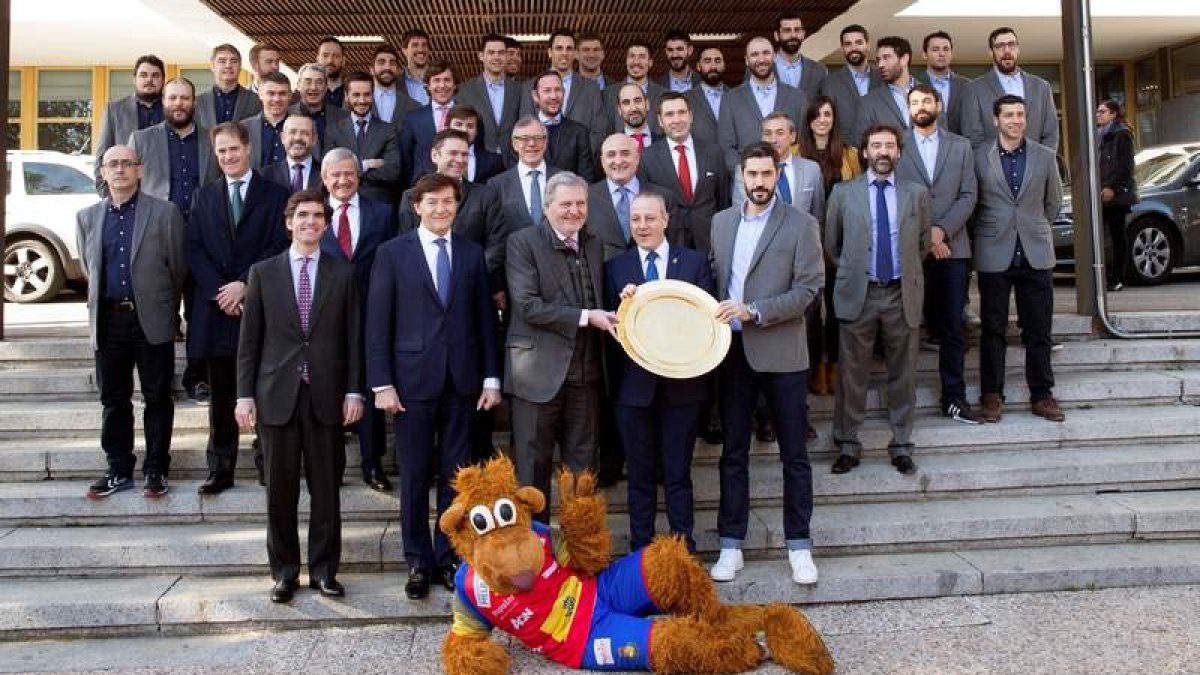 La selección española de balonmano posa con el trofeo junto al presidente del Consejo Superior de Deportes, José Ramón Lete. R. JIMÉNEZ