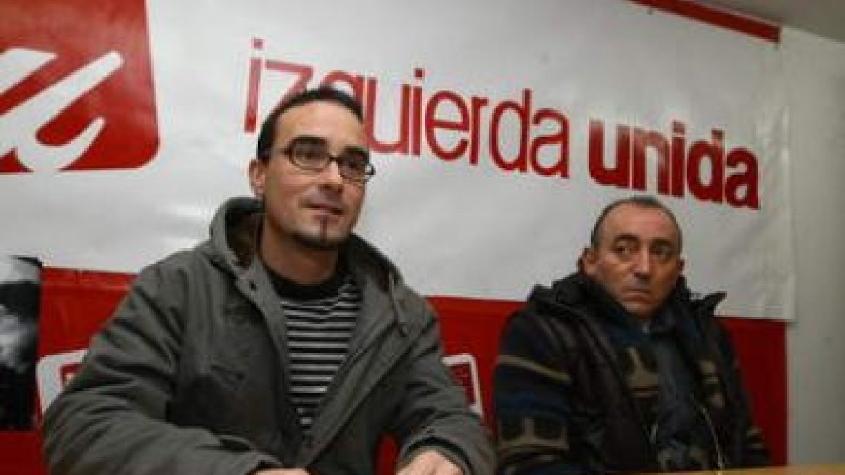 Martínez Pintor y Luna, ayer en la sede de IU en Ponferrada.