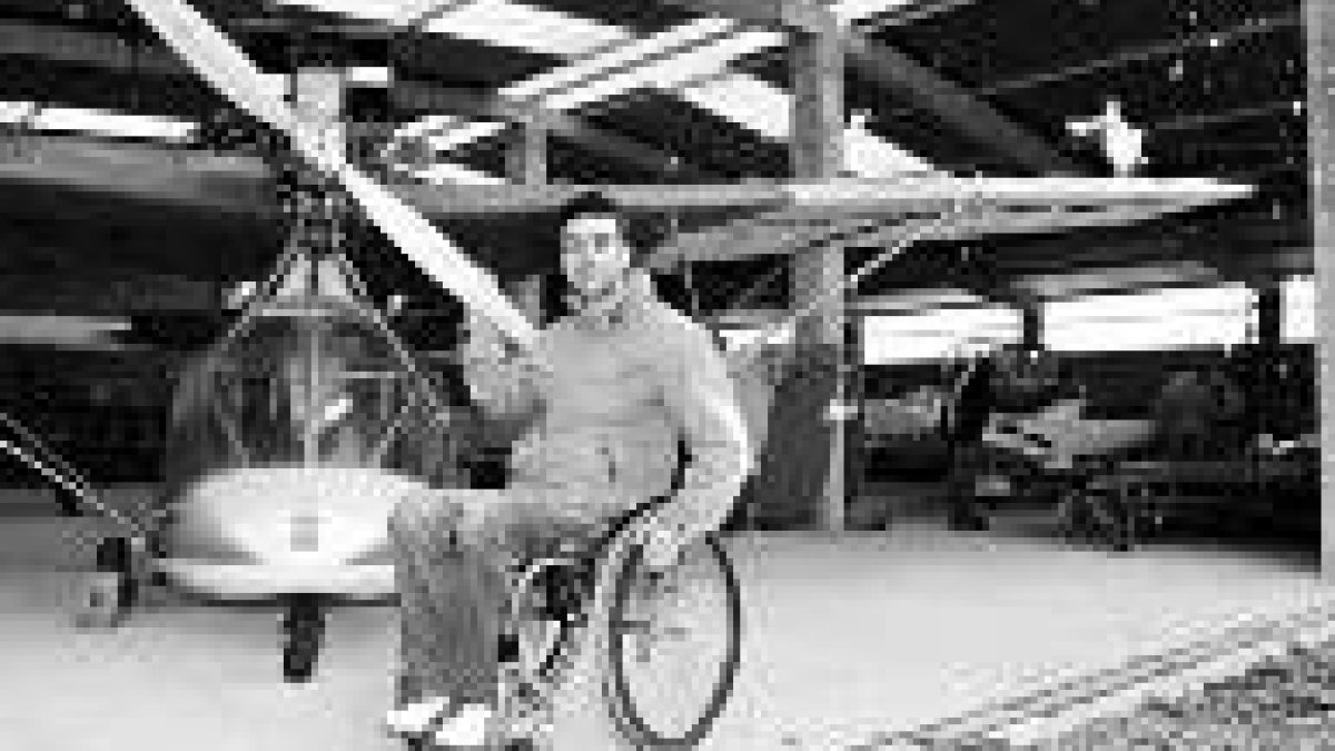 Diego pilota un ultraligero gracias a una cabina adaptada que no necesita pedales