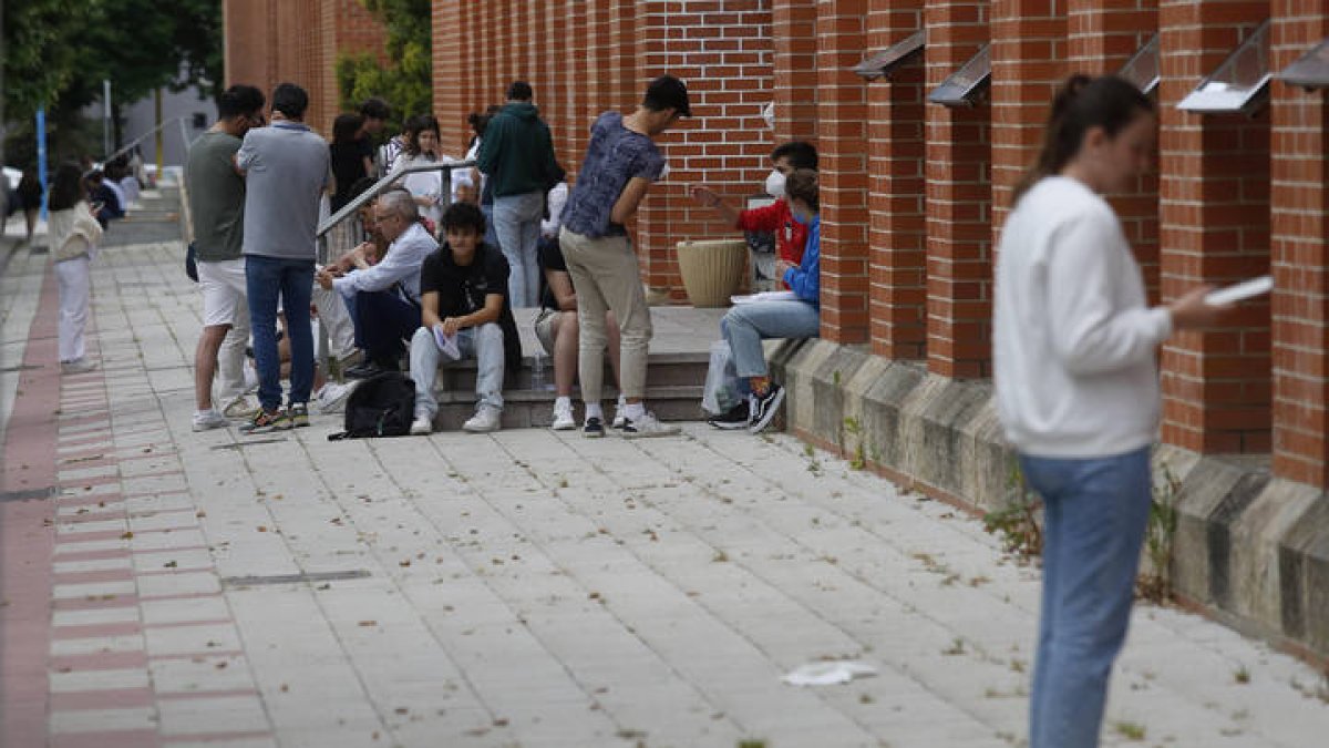 Estudiantes en el campus de la Universidad de León. FERNANDO OTERO