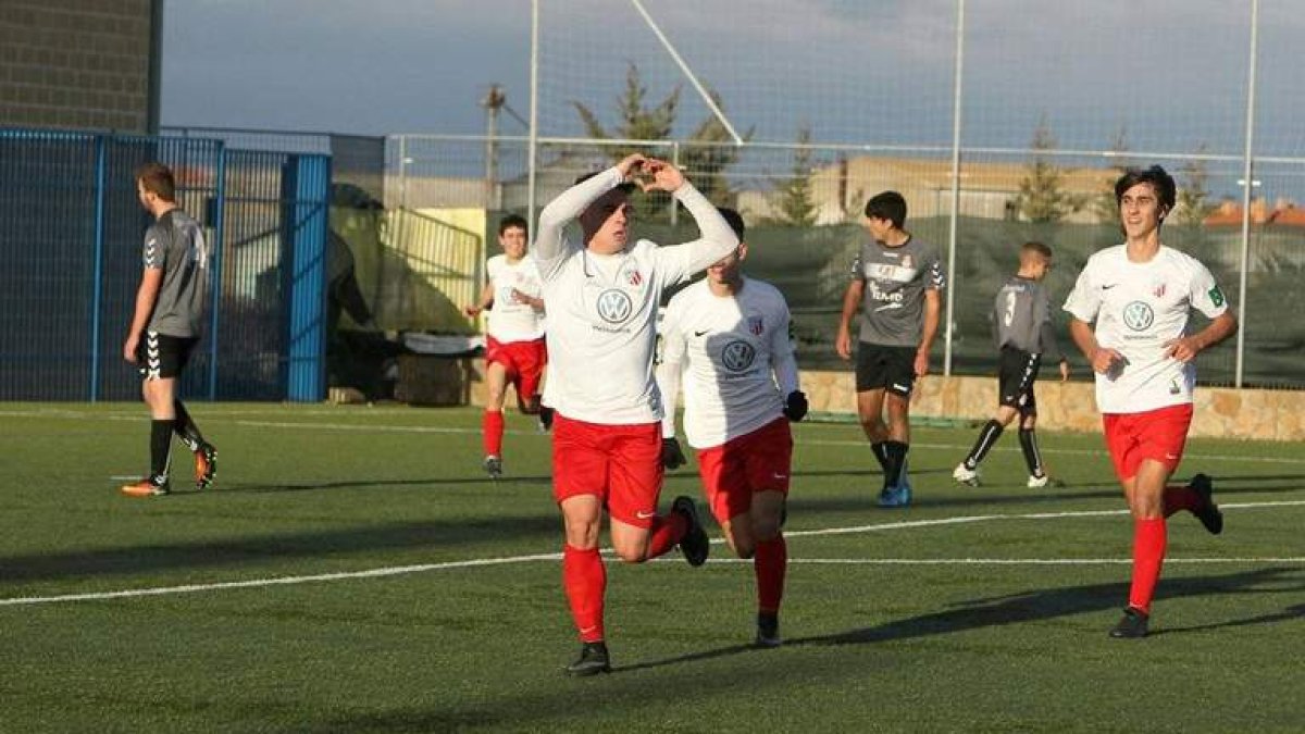 Los jugadores del Santa Marta celebran la victoria lograda frente a la Cultural de la categoría Nacional Juvenil. MORGAN/LA GACETA DE SALAMANCA