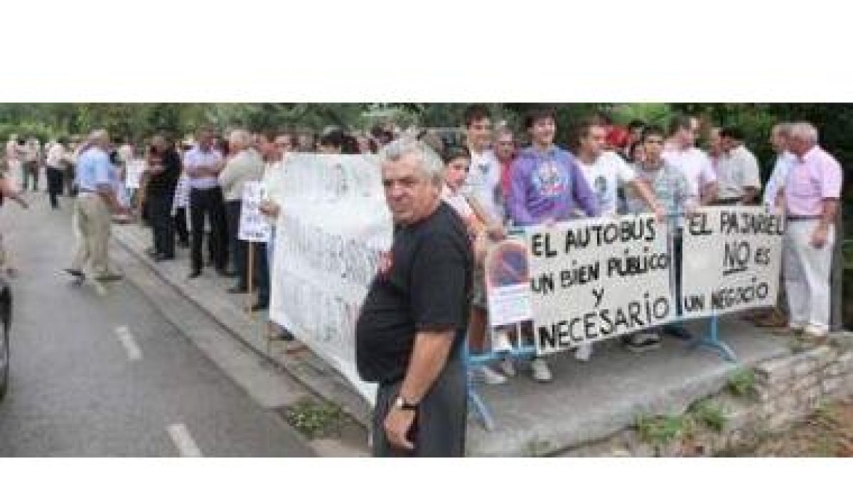 Manifestantes de Toral, Bárcena y Rimor exhibieron sus pancartas durante la manifestación celebrada
