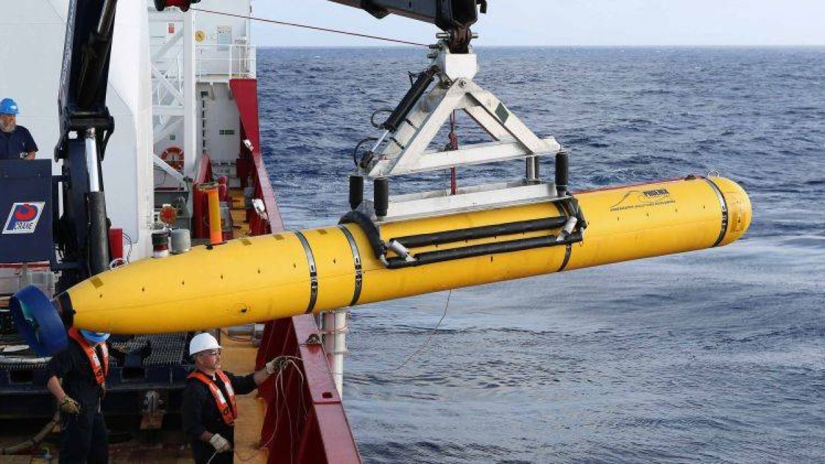 El vehículo autónomo submarino Bluefin-21 rastreará el océano en busca del avión desaparecido.