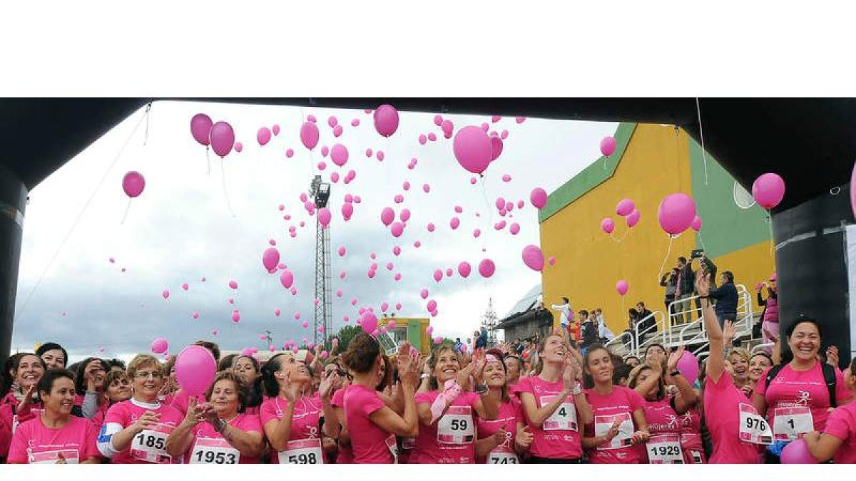 Un manto rosa, el color de la lucha de las mujeres, cubrió los cinco kilómetros de recorrido de la carrera de Almom.