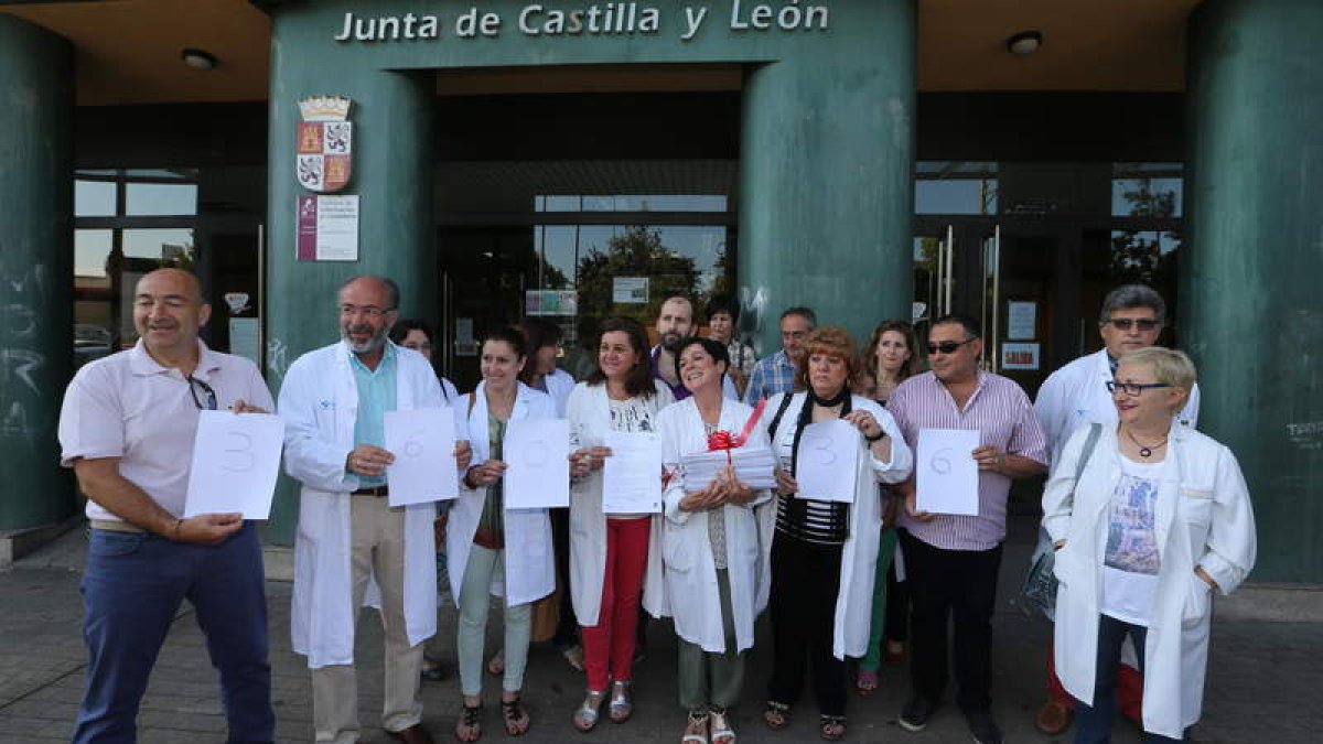 Los representantes de la Junta de Personal del Hospital del Bierzo, ayer registrando las firmas en la sede de la Junta.