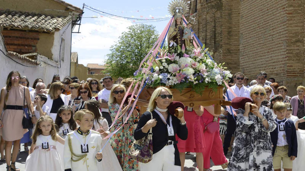 Momento en el que los vecinos acompañan a la virgen hasta su ermita, a la izquierda, y misa en la que los niños y niñas van vestidos de comunión, a la derecha. ACACIO