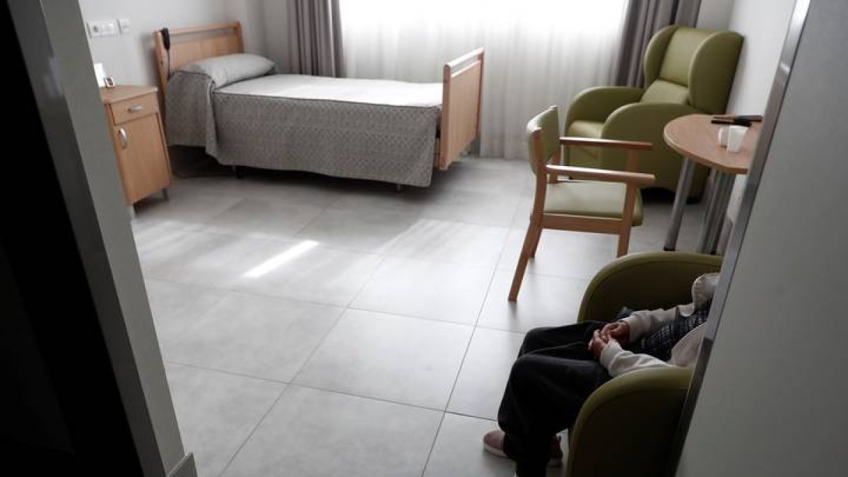 Una anciana descansa en su habitación de residencia en Madrid. MARISCAL