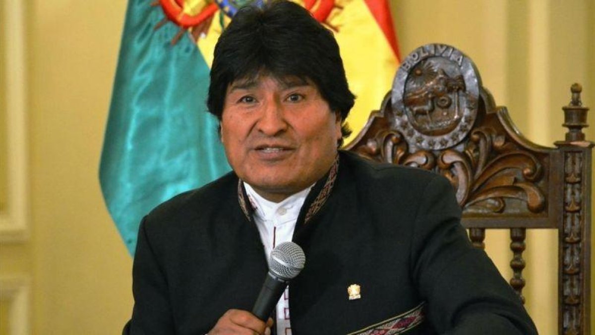 Evo Morales habla ante la prensa, tras firmar el decreto declarando la emergencia nacional, el 21 de noviembre, en La Paz.