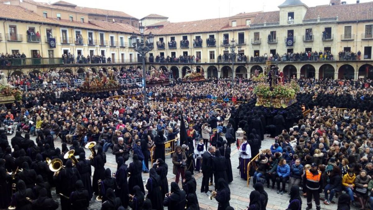 El Nazareno llega a la plaza Mayor para El Encuentro