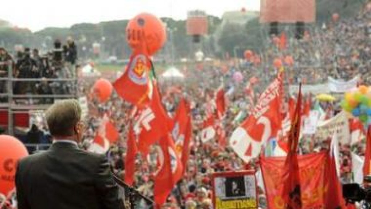 El líder del mayor sindicato italiano se dirige a los manifestantes