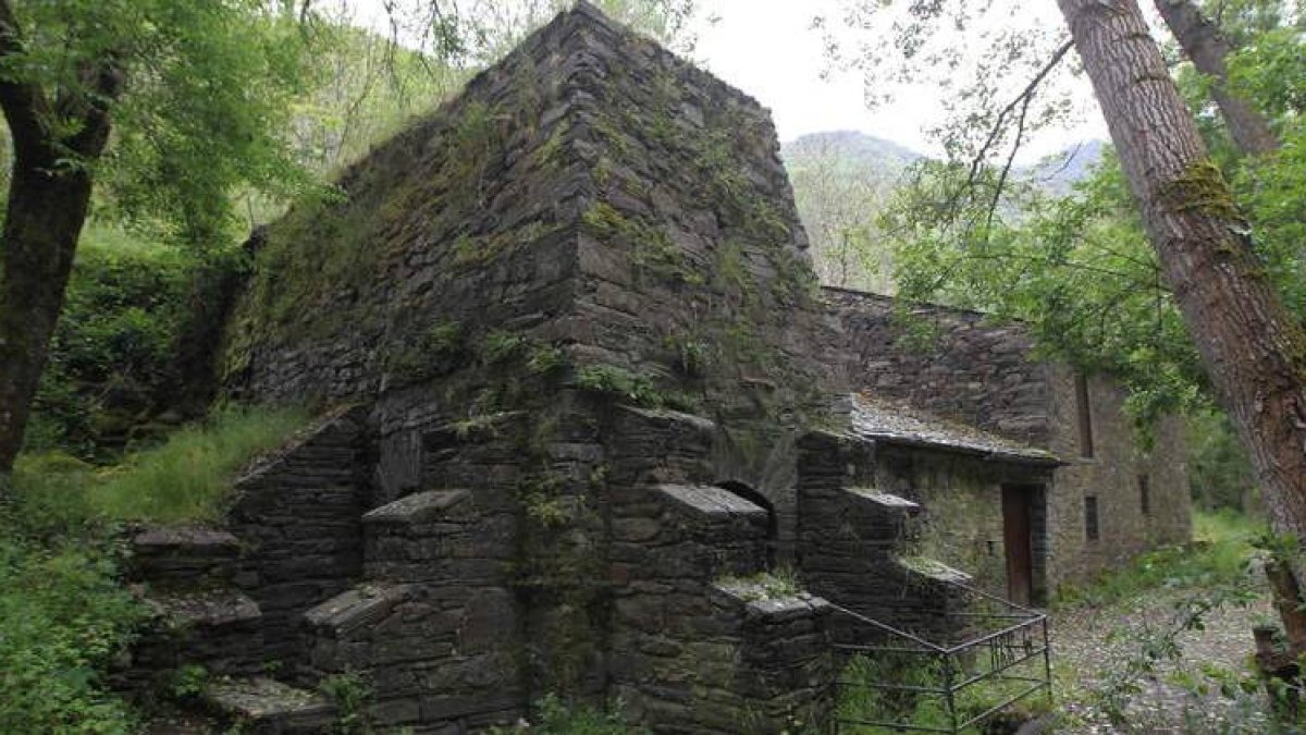 La Herrería de Compludo, heredera de las antiguas fraguas medievales, lleva cerrada dos años por el deterioro de su tejado.