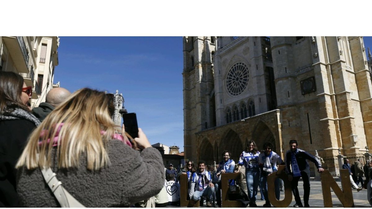 Aficionados del Deportivo junto a la Catedral. FERNANDO OTERO
