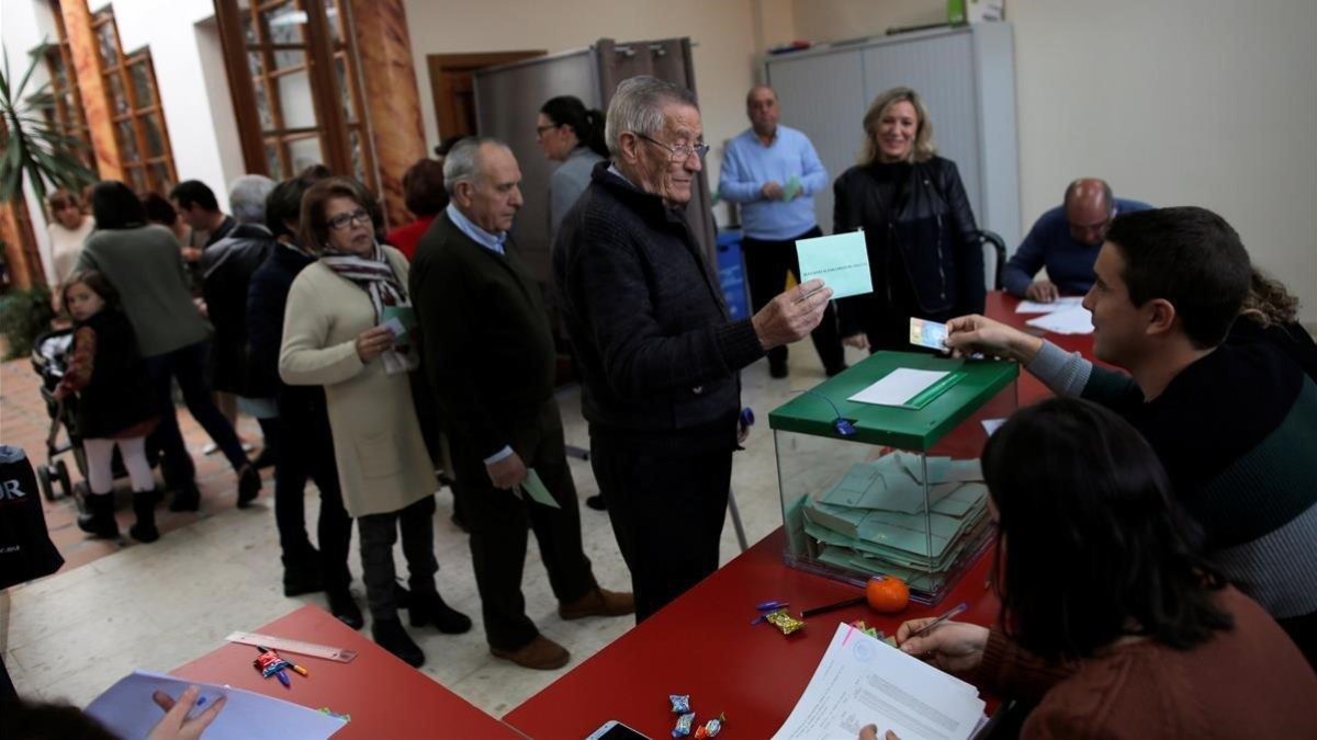 Votantes en Cuevas del Becerro.
