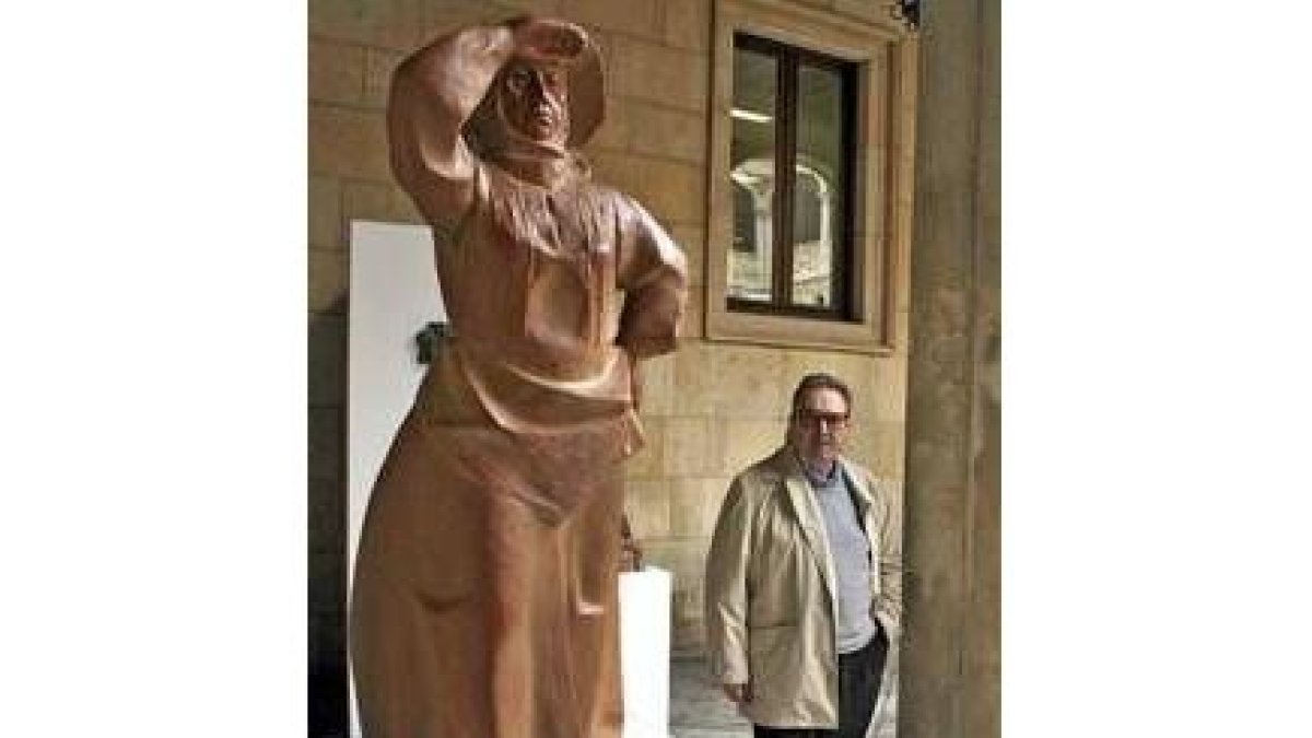 Agustín Casillas junto a una de las esculturas del palacio